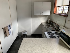 Fridge, microwave, oven, stovetop - Cumberland Motel (Dunedin)