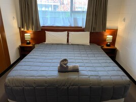 2 多间卧室、熨斗/熨板、免费 WiFi、床单