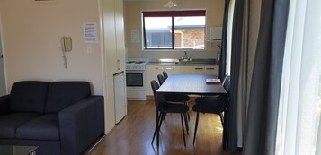 Apartamento, 2 quartos | Cozinha privada | Geladeira, micro-ondas, chaleira elétrica, torradeira