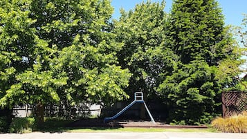 Tempat bermain anak - outdoor