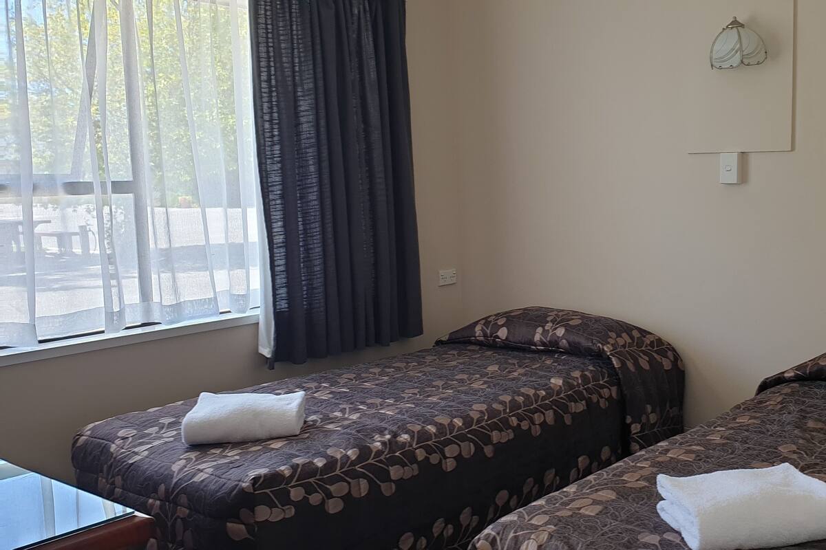 Apartemen, 2 kamar tidur | Meja kerja, ruang kerja ramah laptop, dan setrika/meja setrika