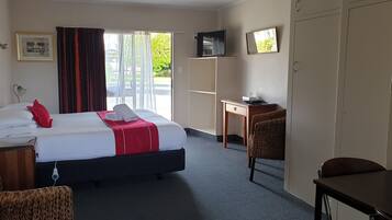 Studio | Schreibtisch, laptopgeeigneter Arbeitsplatz, Bügeleisen/Bügelbrett