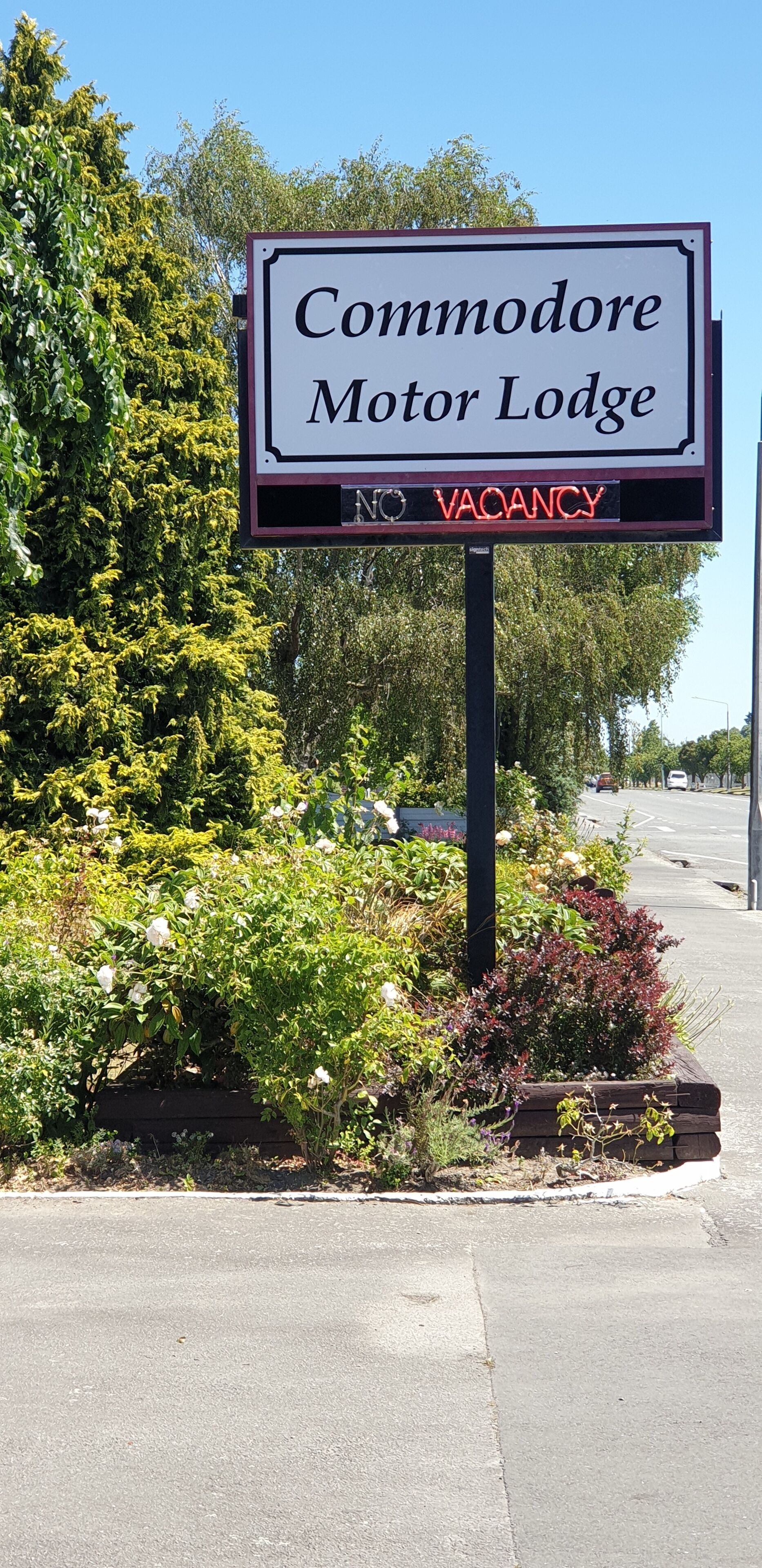Letrero del Commodore Motor Lodge con indicador de disponibilidad de neón.