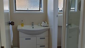 Apartment, 2 Schlafzimmer | Badezimmer | Dusche, kostenlose Toilettenartikel, Haartrockner, Handtücher