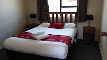 Apartment, 1 Bedroom | Desk, laptop workspace, iron/ironing board, free cribs/infant beds