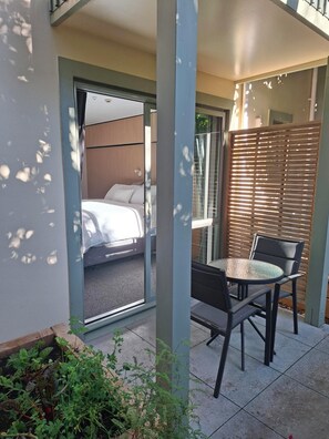 Garden View King Studio - Ground Floor | Terrace/patio - La Rochelle Motel (Akaroa)