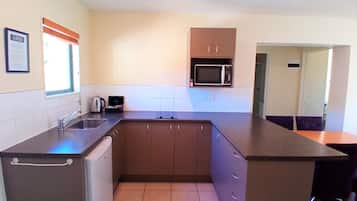 Apartamento, 2 habitaciones (Upper Level) | Cocina privada | Frigorífico, microondas, placa de cocina y hervidor eléctrico