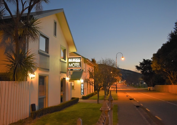 A motel with a neon sign indicating no vacancies. - La Rochelle Motel (Akaroa)
