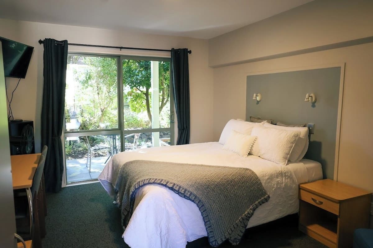 Desk, iron/ironing board, free WiFi, bed sheets