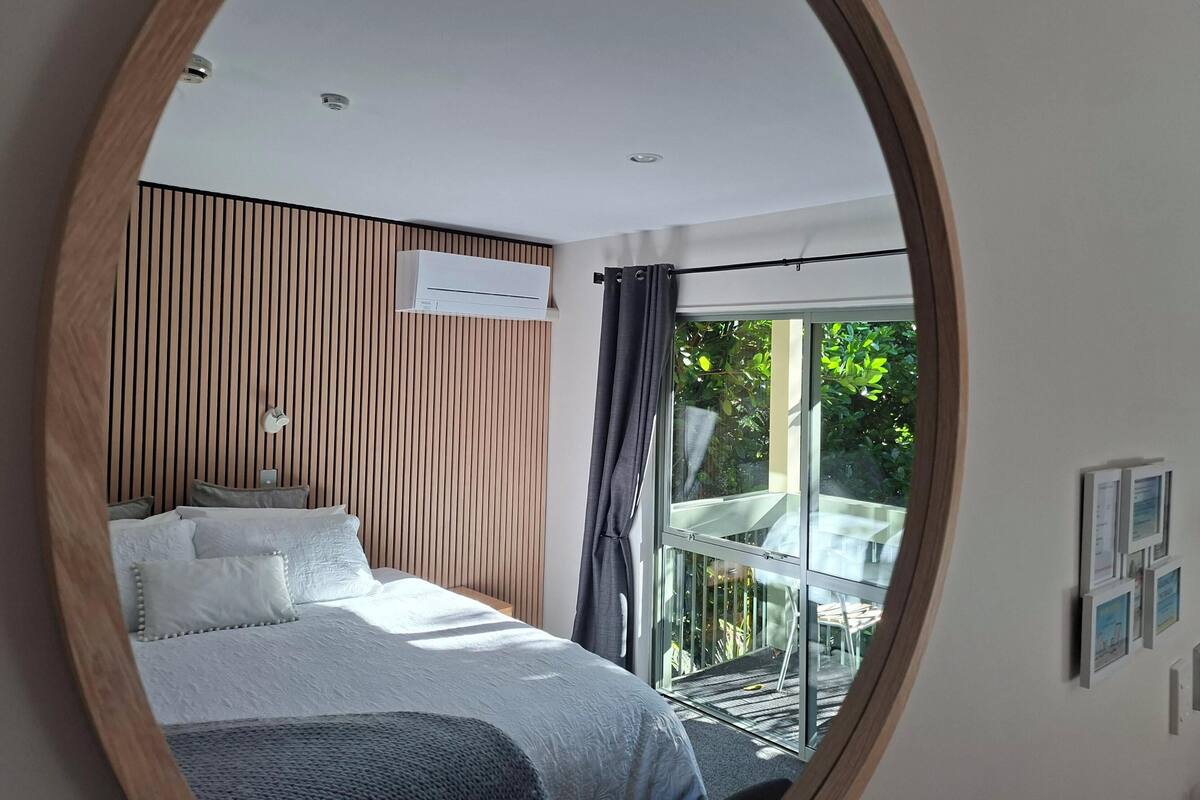 Tree Top View King Studio - Upper Level | Desk, iron/ironing board, WiFi (free), bed sheets