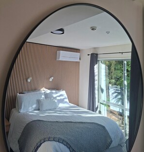 Desk, iron/ironing board, WiFi (free), bed sheets - La Rochelle Motel (Akaroa)