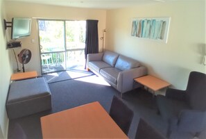 Apartemen, 2 kamar tidur (Upper Level) | Area keluarga | TV layar datar, pemutar DVD, dan stasiun docking iPod