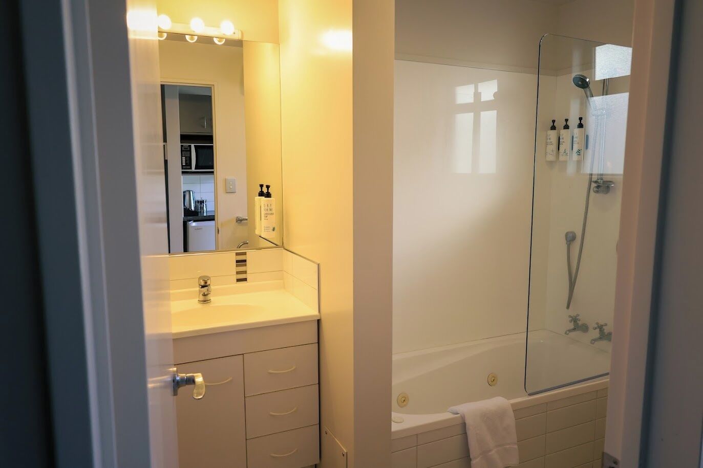 Estudio, 1 cama Queen size, vista al jardín, planta baja | Baño | Amenidades de baño ecológicas, secadora de cabello, toallas, jabón 