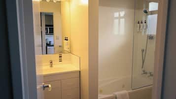 Estudio, 1 cama Queen size, vista al jardín, planta baja | Baño | Amenidades de baño ecológicas, secadora de cabello, toallas, jabón