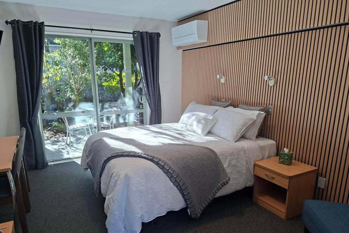Desk, iron/ironing board, WiFi (free), bed sheets