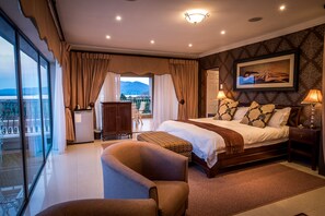 Exklusivt penthouse - 1 kingsize-säng - bubbelbad - sjöutsikt | Minibar, värdeförvaringsskåp på rummet och skrivbord