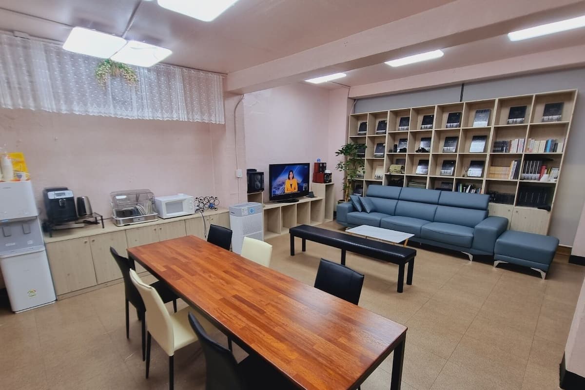 Buzdolabı, mikrodalga fırın, kahve/çay makinesi