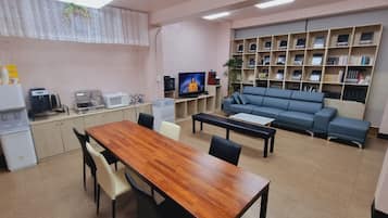 Réfrigérateur, micro-ondes, cafetière/bouilloire, grille-pain