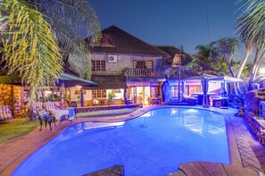 Kolam renang outdoor, dengan kursi berjemur