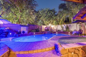 Piscina externa, espreguiçadeiras