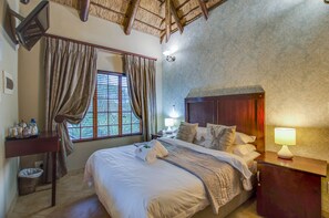 Desk, soundproofing, free WiFi, bed sheets - Kassaboera Lodge (Hartbeespoort)