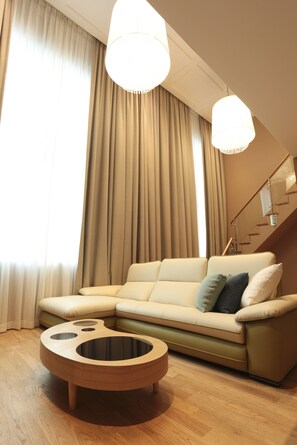 Caja de seguridad en la habitación, escritorio y insonorización 