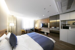 Quarto triplo família (1 King bed and 1 Single bed) | Cofres nos quartos, escrivaninha, quartos à prova de som