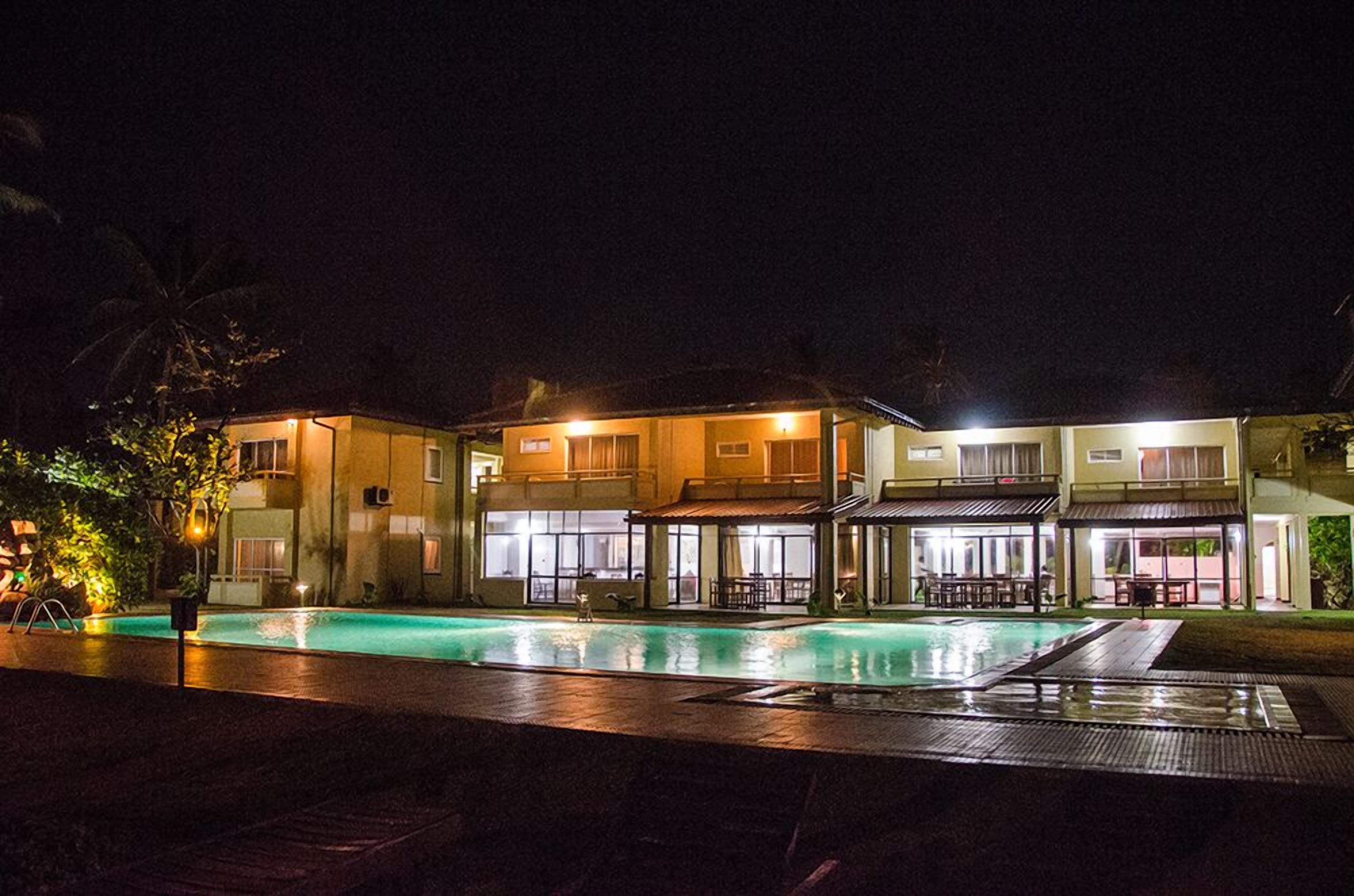 Vista frontal de la propiedad por la tarde o noche