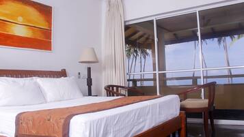 Standaard tweepersoonskamer, voor 1 persoon, uitzicht op het strand, aan het strand | Een kluis op de kamer, een bureau, geluiddichte muren