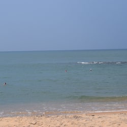 Sulla spiaggia, un bar sulla spiaggia