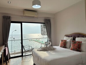 Escritorio, cortinas blackout y tabla de planchar con plancha 