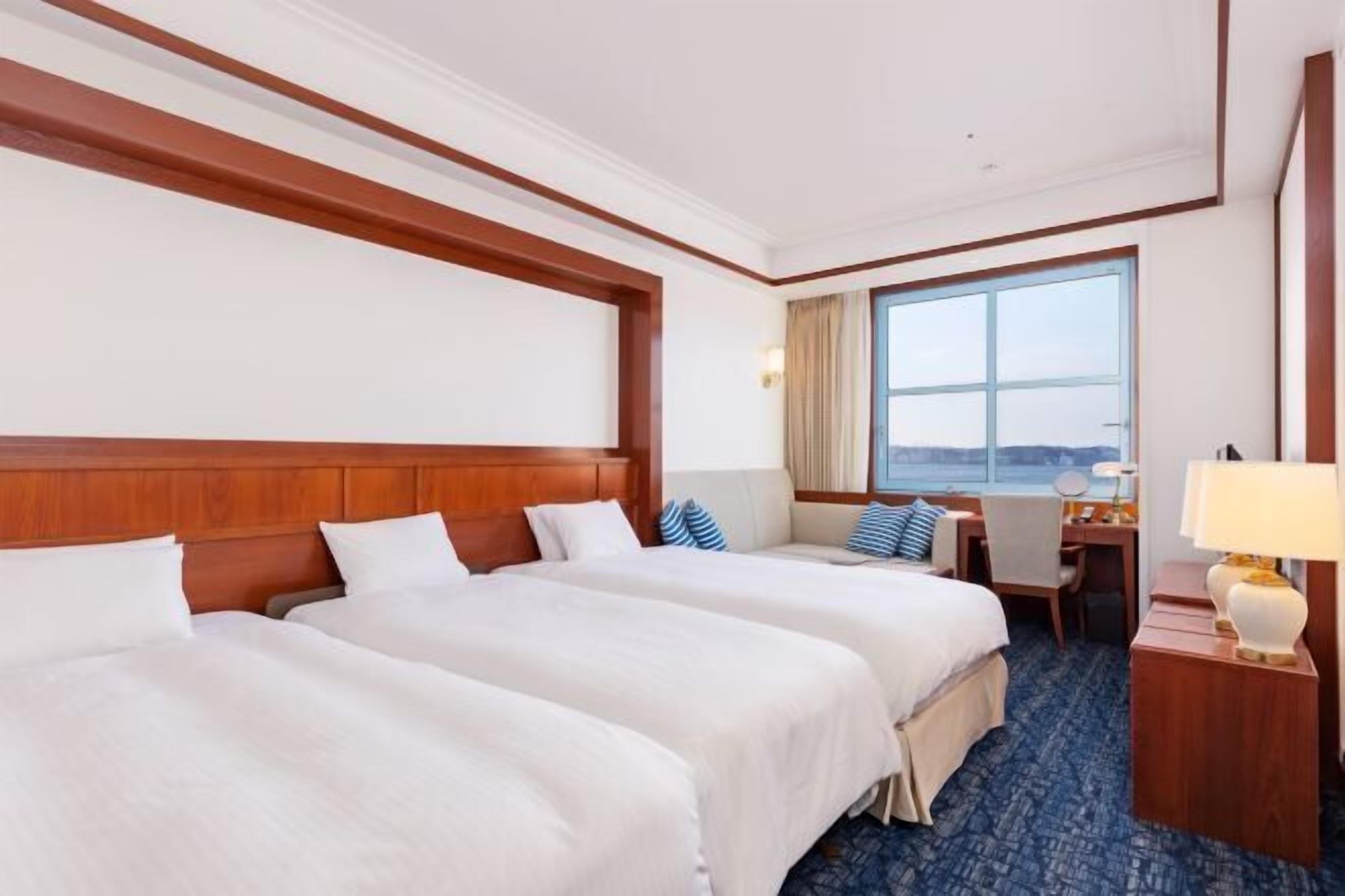 Literie de qualité supérieure, bureau, rideaux occultants