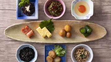 Una variedad de platos y salsas dispuestas sobre una mesa de madera.