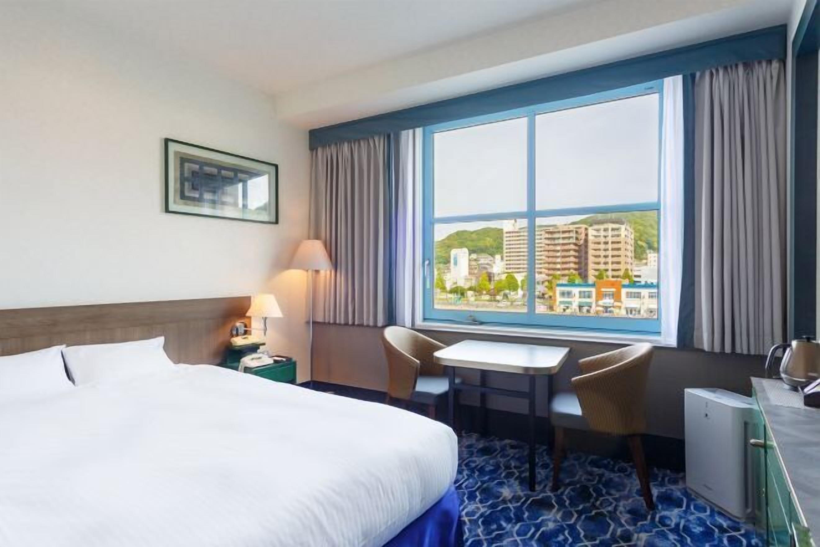 Literie de qualité supérieure, bureau, rideaux occultants