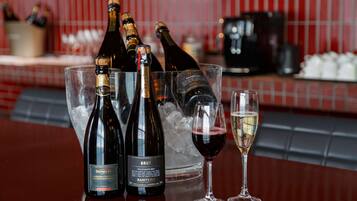 Un bar con botellas de Donella Brut y vino Santoro, hielo y copas.