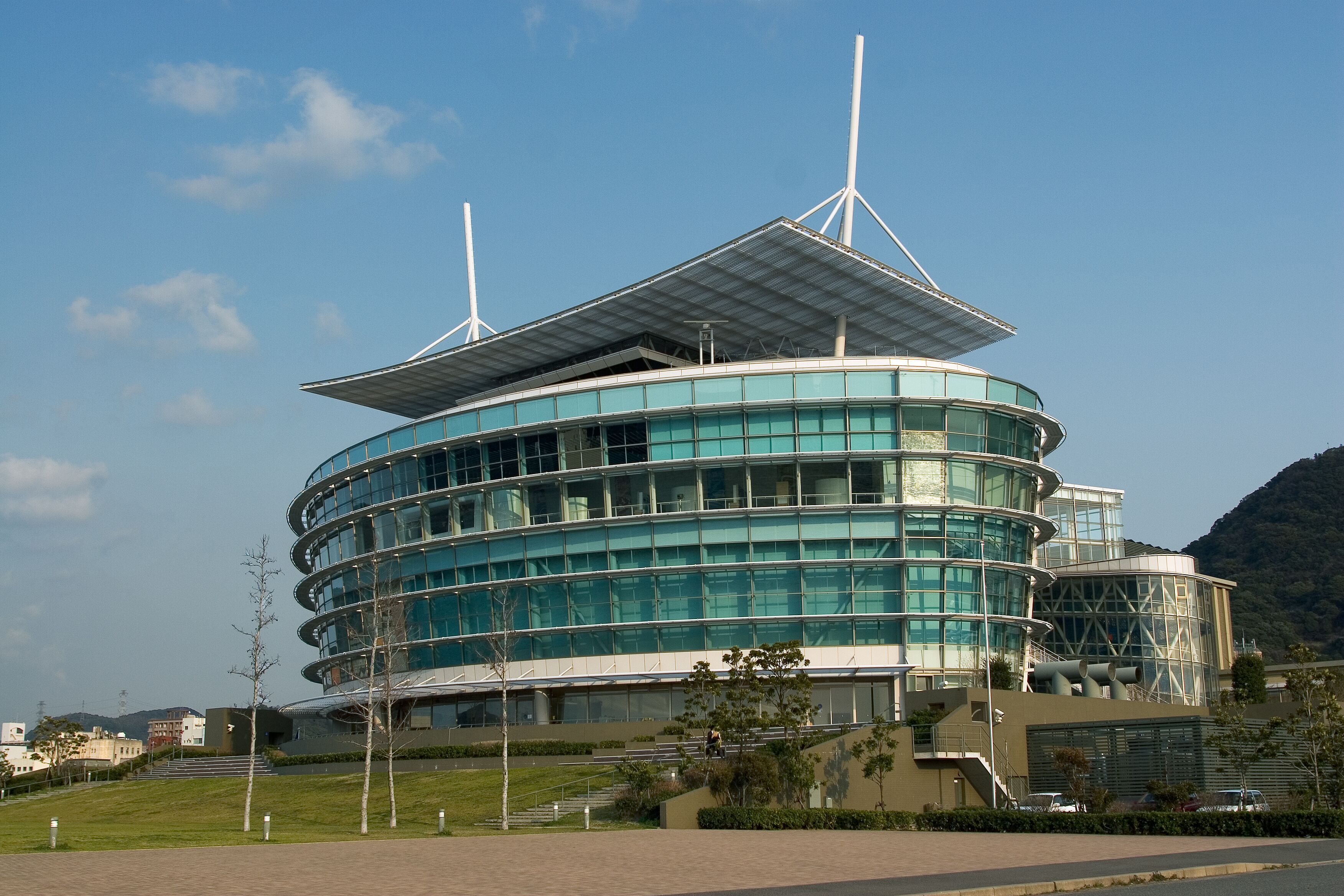 Un edificio moderno con fachada de vidrio curva y techo plano.