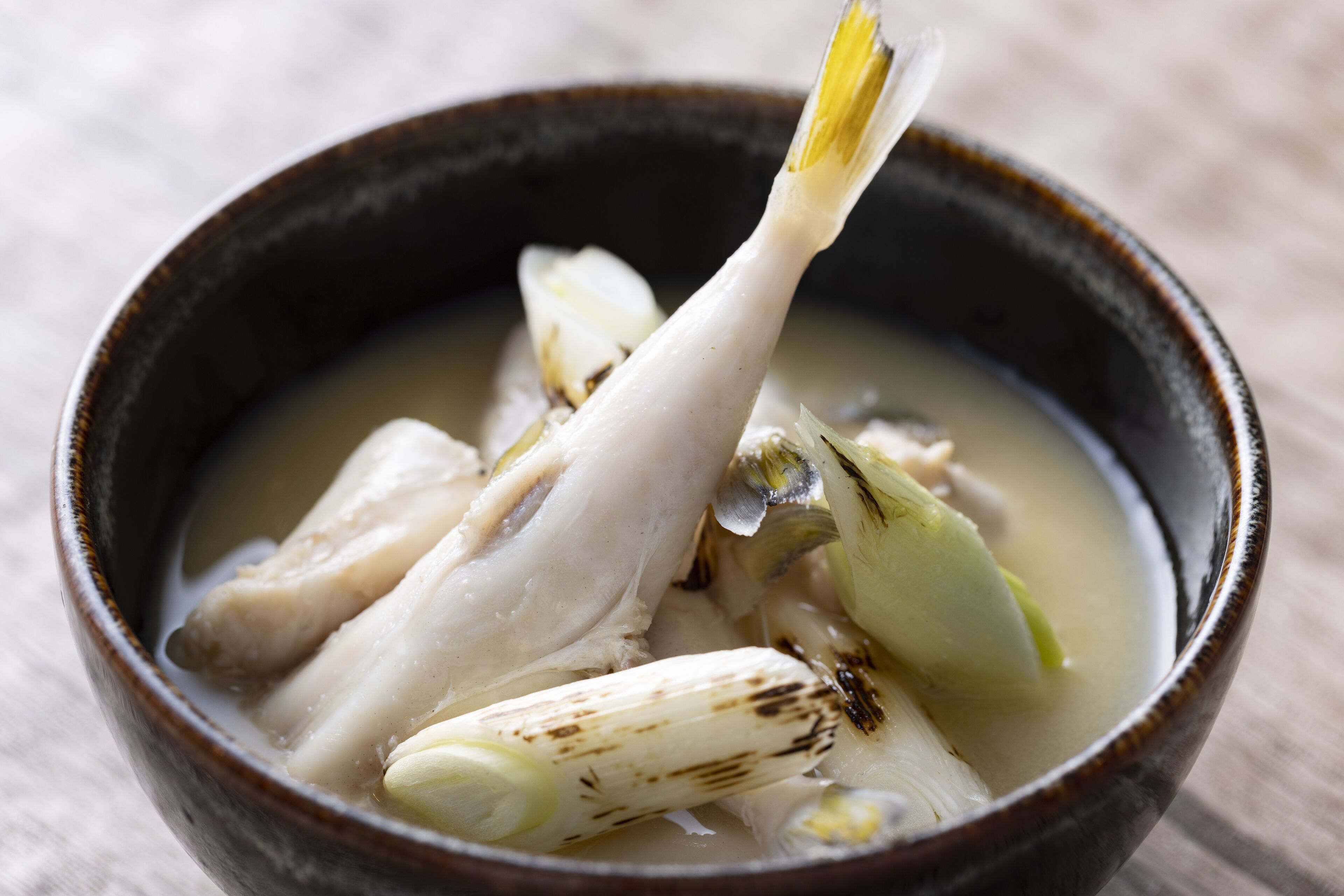 Un tazón de sopa con diversos vegetales.