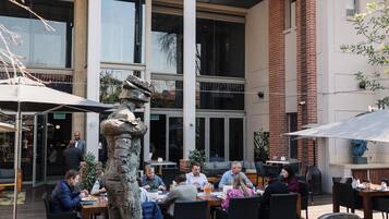 2 Restaurants; Frühstück, Mittagessen und Abendessen werden serviert