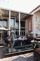 2 restaurants; breakfast, lunch, and dinner served