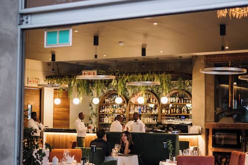 2 restaurants servant le petit déjeuner, le déjeuner et le dîner