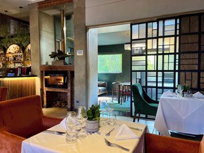 2 restaurants; breakfast, lunch and dinner served  - Menlyn Boutique Hotel (Pretoria)