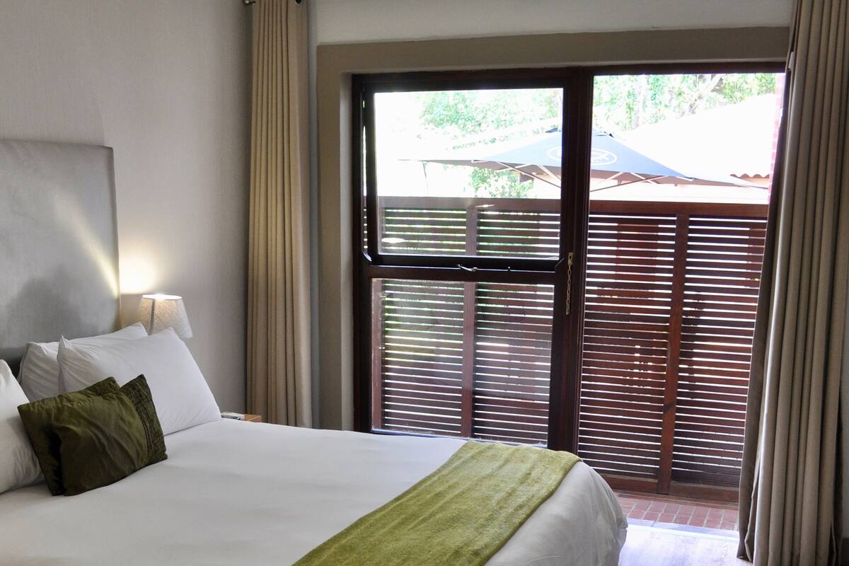 Premium bedding, minibar, in-room safe, iron/ironing board (on request)