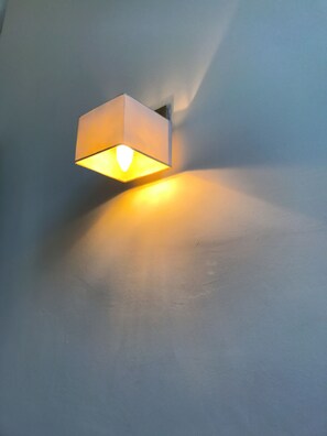 Eenpersoonskamer | Woonruimte | Een lcd-televisie