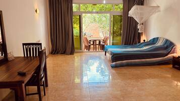 Standard-Doppelzimmer, Balkon | Verdunkelungsvorhänge, Babybetten, kostenloses WLAN, Bettwäsche