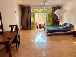 Quarto casal standard, sacada | Cortinas blackout, berços (sobretaxa), Wi-Fi de cortesia, roupa de cama