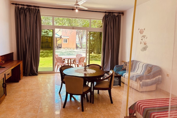 Cortinas blackout, cunas, wifi gratis y ropa de cama