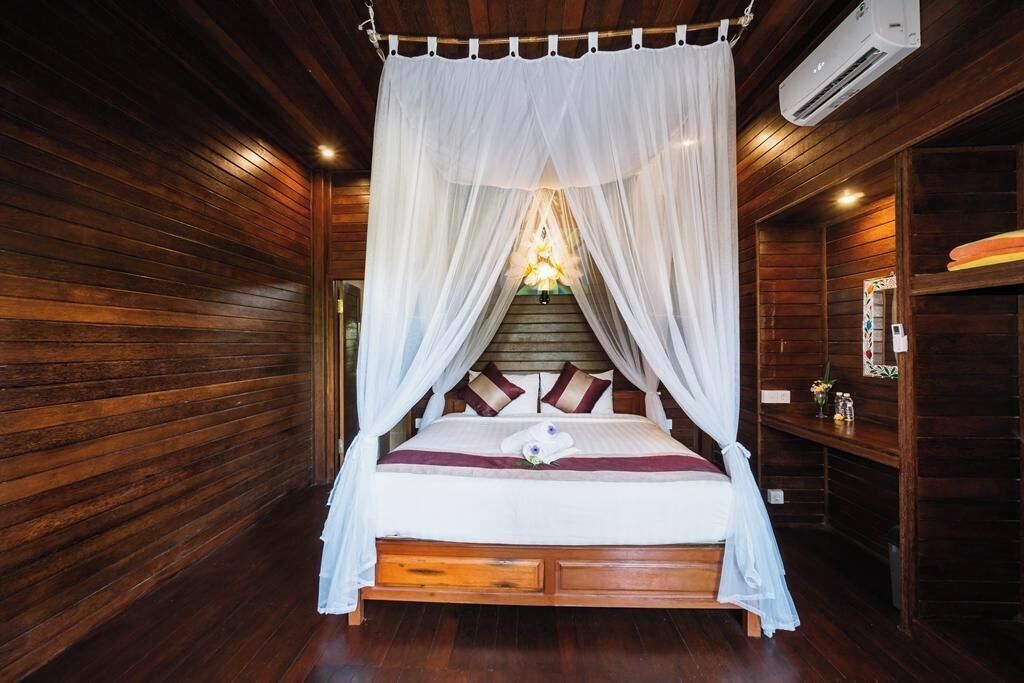 Desk, soundproofing, free WiFi, bed sheets