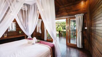 Escritorio, sistema de insonorización, wifi gratis y ropa de cama