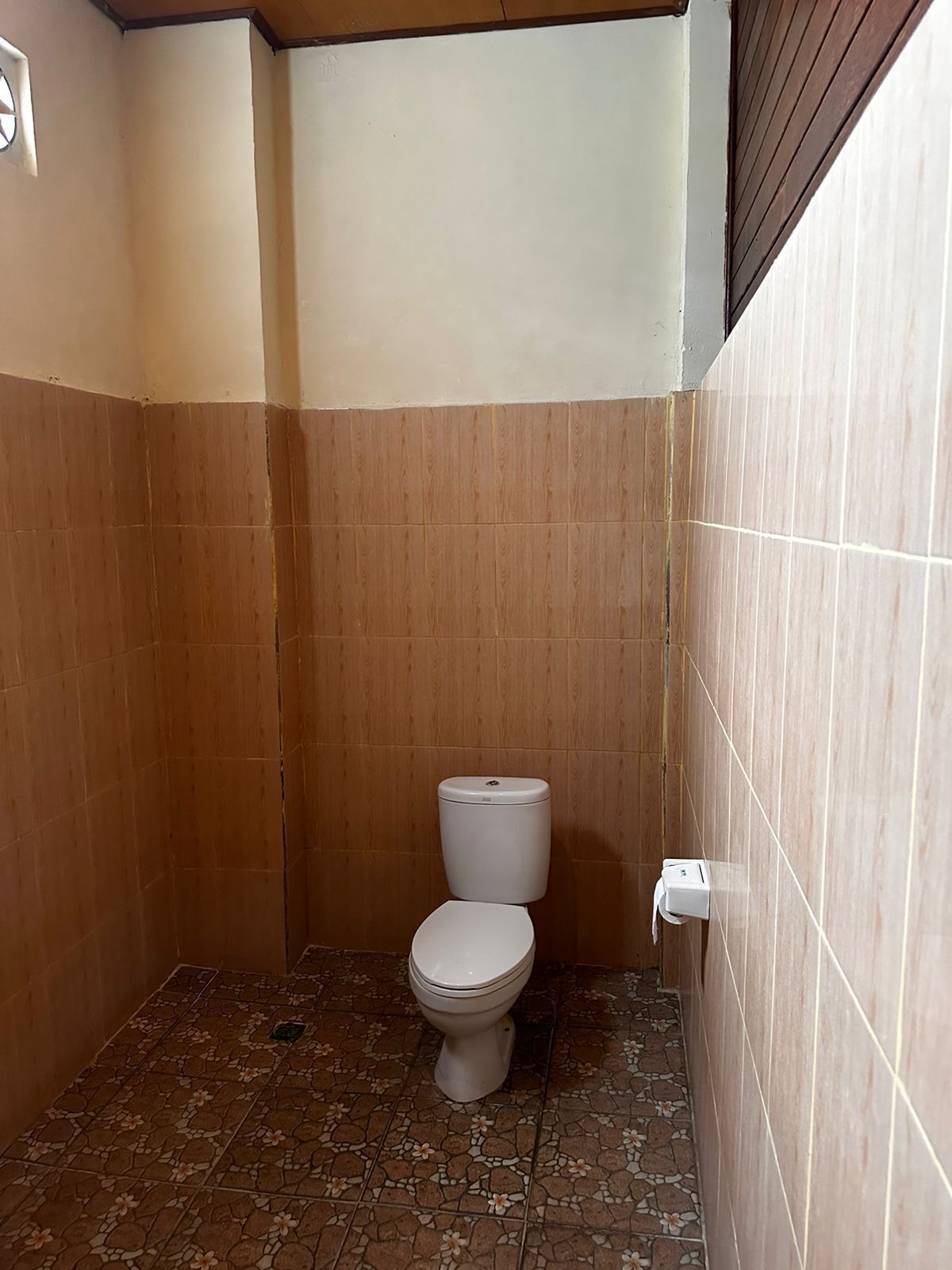 Bathroom | Shower, rainfall showerhead, free toiletries, bidet