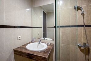 Shower, rainfall showerhead, free toiletries, towels - Raffleshom Hotel (Bandung)